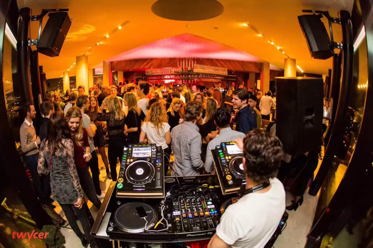 Volle zaal, gezien vanachter de draaitafels